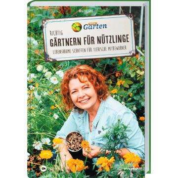 Eine lächelnde Frau kniet in einem blühenden Garten voller Blumen und hält eine Nisthilfe. Oberhalb ist ein Schild mit der Aufschrift "Richtig gärtnern für Nützlinge: Lebensräume schaffen für tierische Mitbewohner" zu sehen.